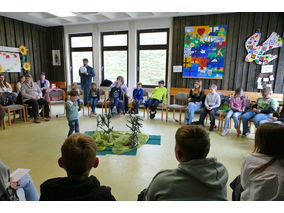 Kinderkarfreitagsliturgie im Gemeindezentrum (© Karl-Franz Thiede)